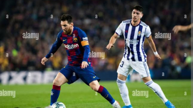 Federico Barba (kanan) berduel dengan Lionel Messi, Maarten Paes, Timnas Indonesia vs Australia di Kualifikasi Piala Dunia, Pemain Persis Solo, Fuad Sule, Federico Barba (kanan) berduel dengan Lionel Messi, Reno Piscopo, Antonio Donnarumma bergabung dengan Salernitana