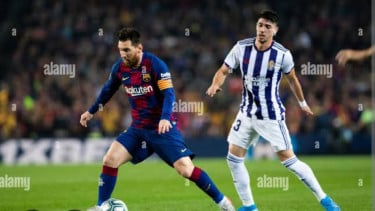Federico Barba (kanan) berduel dengan Lionel Messi