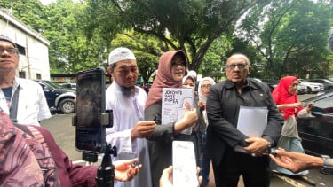 Dokter Tifa bawa buku Jokowi’s White Paper' (tengah)