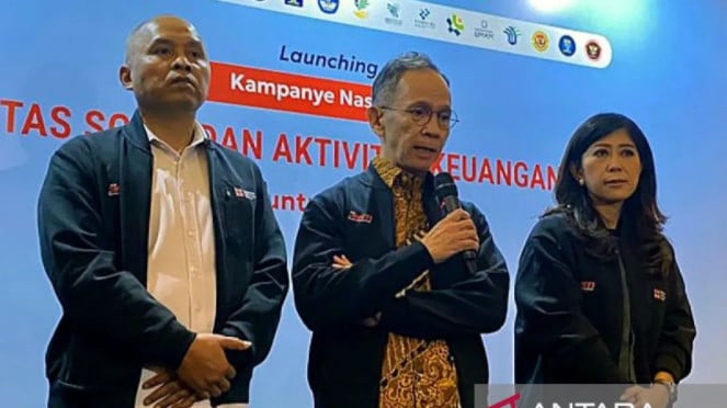 Ketua Dewan Komisioner OJK Mahendra Siregar (Tengah)