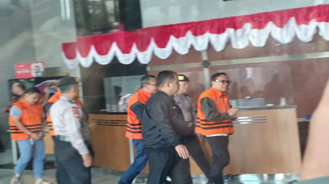 Wamenaker Immanuel Ebenezer menangis saat kenakan rompi tahanan KPK
