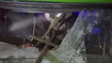 Bus rusak akibat rusuh suporter PSIM vs Persib