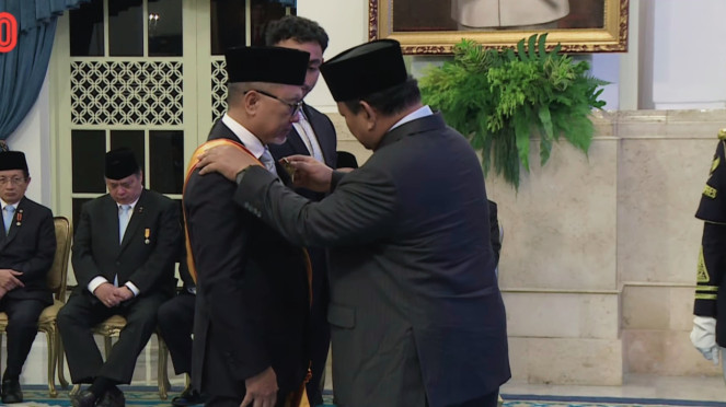 Prabowo beri tanda jasa kehormatan untuk Menko Pangan, Zulhas