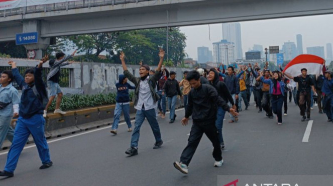 Sejumlah pelajar saat berjalan untuk bergabung demo di depan DPR