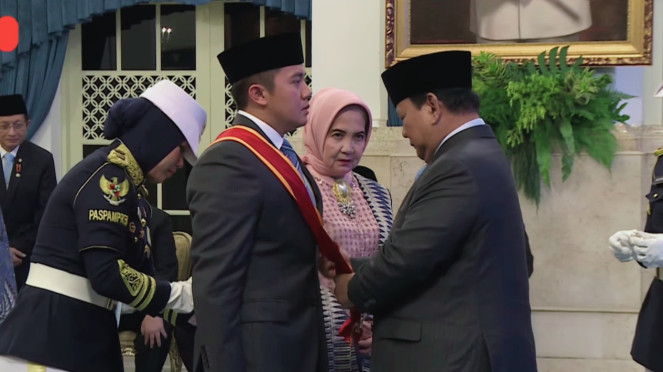 Prabowo beri tanda jasa kehormatan untuk Seskab Teddy Indra Wijaya