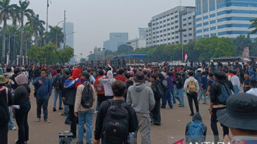 Petugas saat menghalau massa yang ada di gedung DPR/MPR
