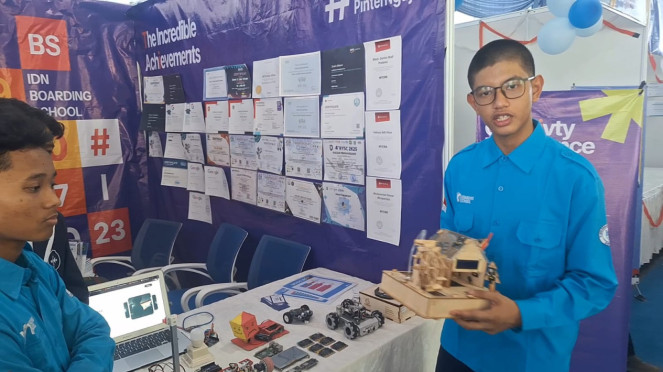 Siswa SMK IDN Boarding School memamerkan inovasi robotik
