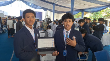 Siswa SMK IDN Boarding School memamerkan inovasi absensi tanpa sentuh