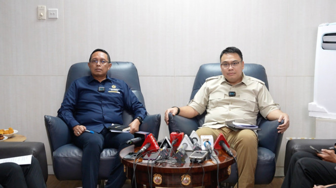 Kepala PCO, Hasan Nasbi (kiri)