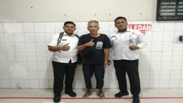 Bambang Tri Mulyono (tengah) bersama petugas Lapas Kelas IIA Sragen