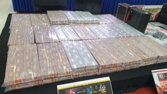 Tumpukan uang hasil sitaan dari jaringan judi online