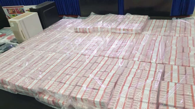 Tumpukan uang hasil sitaan dari jaringan judi online