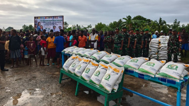 Perum BULOG menyalurkan bantuan pangan