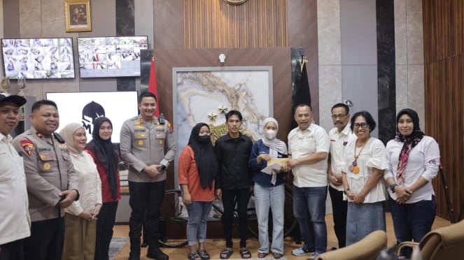 Penyerahan bantuan kepada Erlangga, pencuri pisang, di Kantor Polres Gowa