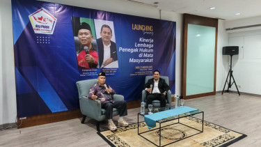 Direktur Eksekutif Rumah Politik Indonesia, Fernando Emas (kiri)