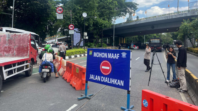 Jalan Gatot Subroto depan DPR ditutup buntut demo buruh