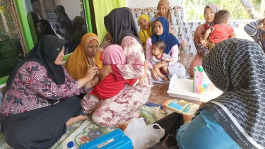 Ibu-ibu di Pamekasan lakukan vaksin untuk anak-anaknya