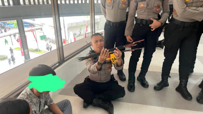 Pelajar mau ikut demo buruh bawa 9 busur panah