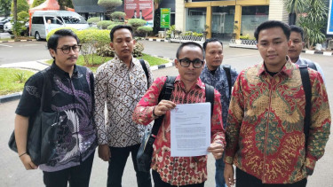 Kuasa hukum ahli waris Benyamin Sueb, Jainal Riko Frans Tampubolon (tengah)