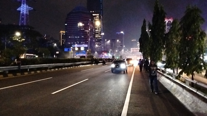 Bentrok massa pendemo dengan polisi di Tol Dalam Kota depan Semanggi