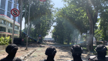 Polisi membuat barikade hadapi demonstran di depan Mako Brimob, Kwitang, Jakarta