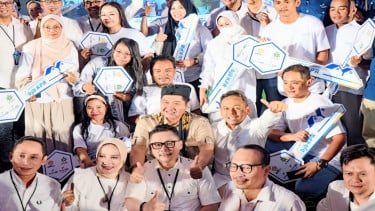 Menteri Perumahan Rakyat Maruarar Sirait bersama nasabah BJB