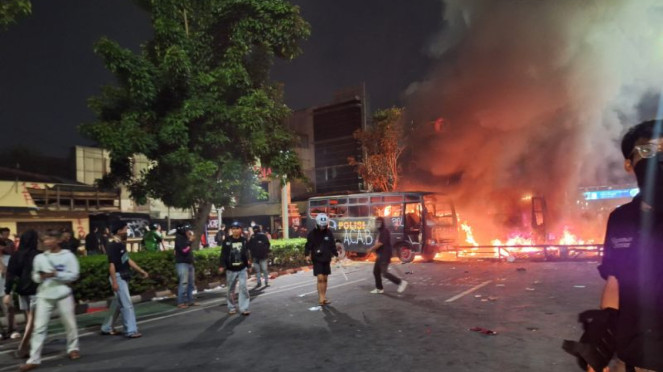 Massa membakar dua unit bus polisi di markas gegana