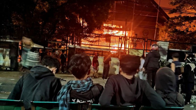 Kantor DPRD Sulawesi Selatan dibakar massa