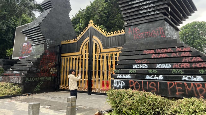 Gerbang Polda Metro Jaya.