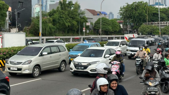 Arus lalu lintas tol dalam kota Jalan Gatot Subroto depan gedung DPR