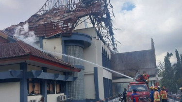 Damkar memadamkan sisa-sapi api yang membakar Gedung DPRD NTB