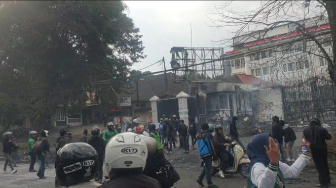 Massa demonstran rusak Gedung DPRD Jabar