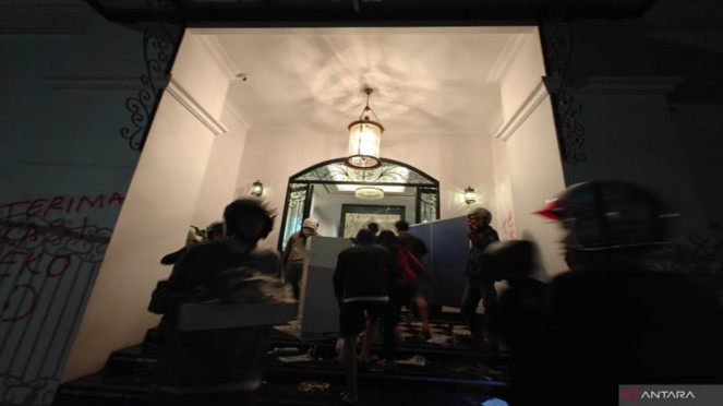 Warga menjarah rumah Eko Patrio