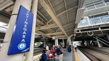 Ilustrasi penumpang kereta api di Stasiun Jatinegara