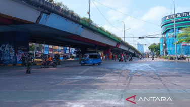 Sejumlah kendaraan saat melintas di bawang jalan layang Senen, Jakarta