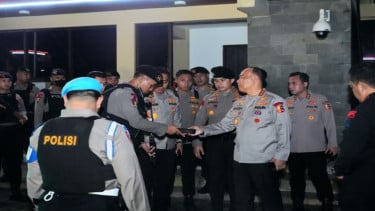 Wakapolri Komjen Dedi Prasetyo (ketiga kanan)