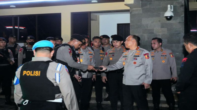 Wakapolri Komjen Dedi Prasetyo (ketiga kanan)