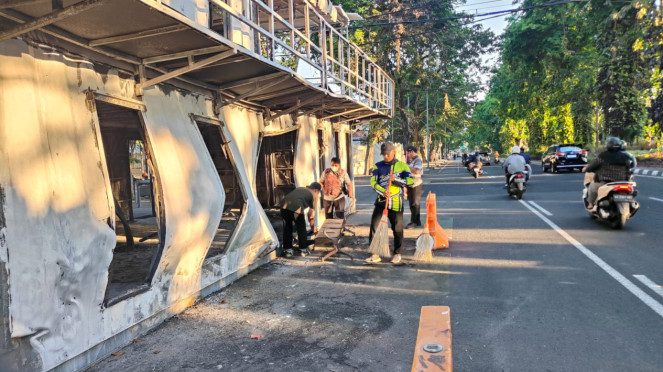 Warga dan ojol kompak bersihkan pos polisi yang dibakar di Surabaya