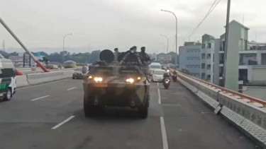 Rantis Anoa milik TNI AD patroli di Kota Bandung