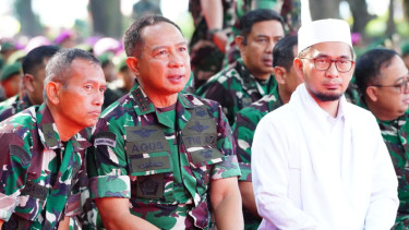 Panglima TNI Jenderal Agus Subiyanto bersama Ustaz Adi Hidayat di Monas