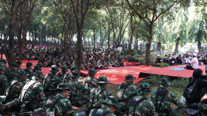 Ustaz Adi Hidayat memimpin istighosah prajurit TNI di Monas