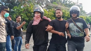 Seorang demonstran diamankan polisi saat aksi di depan Mapolda Bali