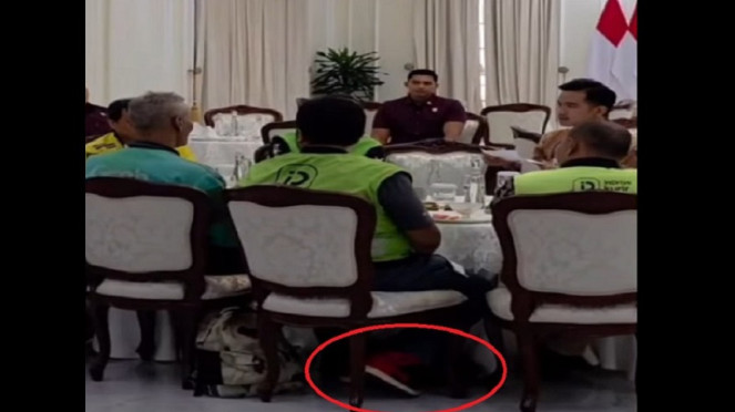 Perwakilan ojol yang bertemu Gibran memakai sepatu Nike Air Jordan