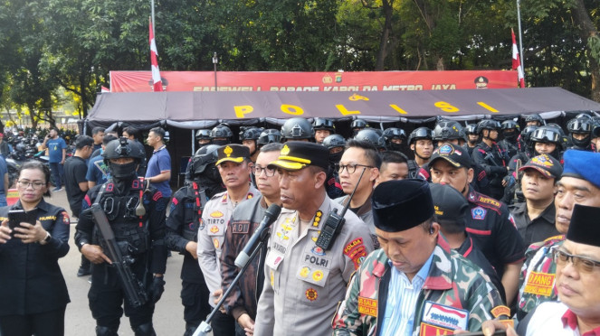 Karoops Polda Metro Jaya Kombes Pol I Ketut Gede Wijatmika (tengah)