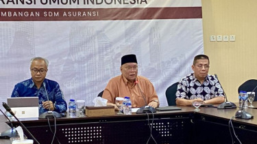 Ketua Umum Asosiasi Asuransi Umum Indonesia (AAUI) Budi Herawan (tengah).