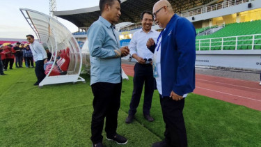 Sekretaris Jenderal (Sekjen) PSSI Yunus Nusi (kiri) 