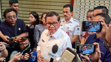 Gubernur DKI Jakarta Pramono Anung saat meninjau kios di kawasan Blok M
