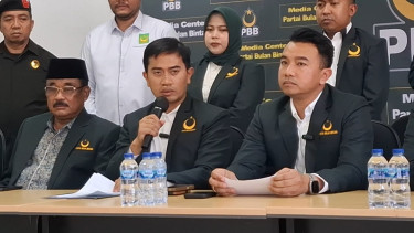 Ketua Umum Partai Bulan Bintang, Gugum Ridho Putra (tengah)