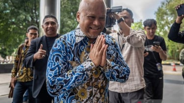 Ilham Akbar Habibie (tengah)