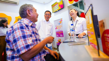 Direktur Indosat Ooredoo Hutchison Desmond Cheung (tengah).